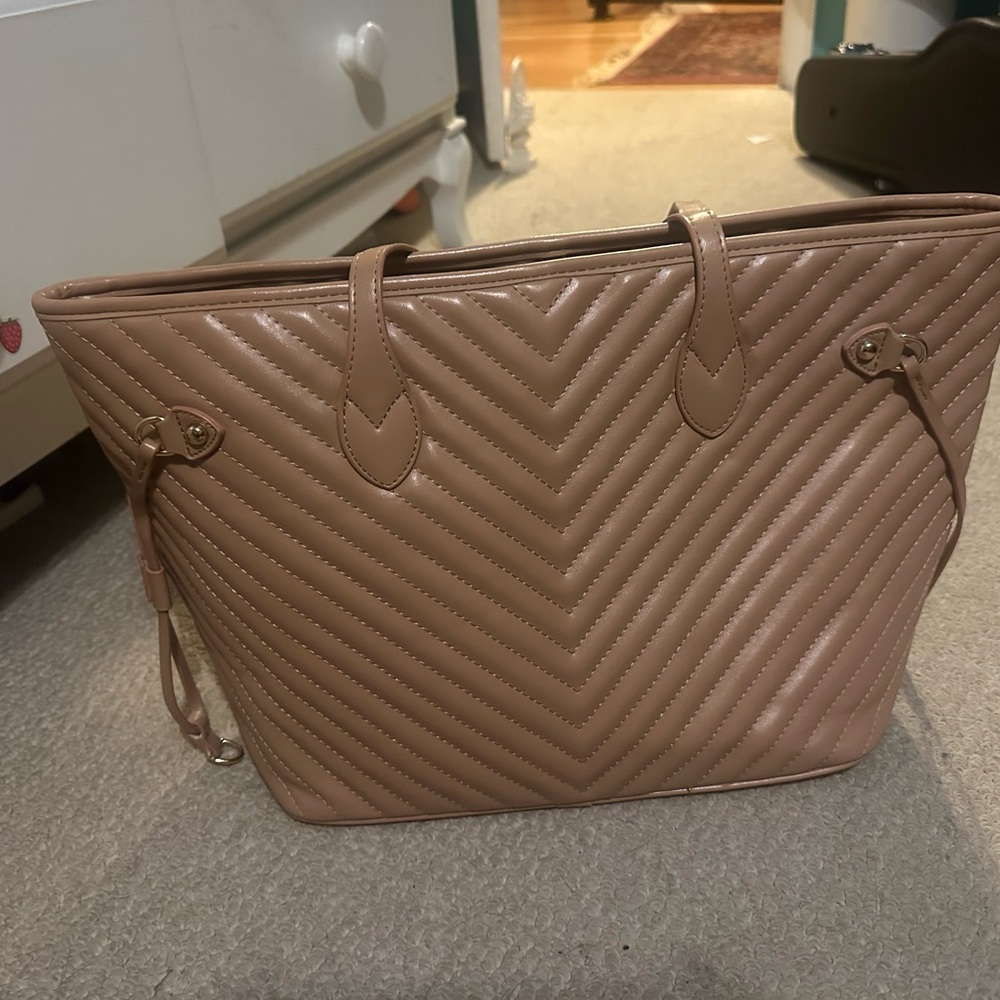 Daisy Rose Tote with Chevron Pattern and Spacious Design